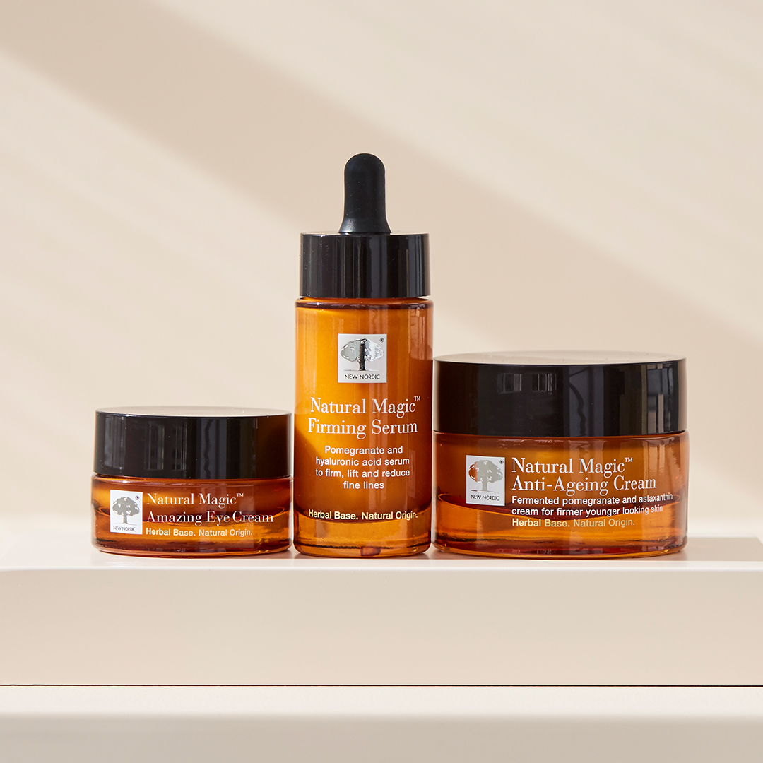 IG_NaturalMagicAmazingEyeCream_FirmingSerum_AntiAgeingCream_Glass_Podium_JBP5438_NewNordic_15_okt_24_32592_J_INT_1.
